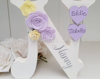 Letra de madeira personalizada com suporte, rosas de feltro e inicial em madeira, presente para babá, decoração para quarto de bebê.
