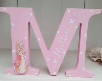 Gepersonaliseerde houten letter, handgemaakte houten vrijstaande konijnenbriefnaam. Nieuwe babycadeau slaapkamer decor plank.