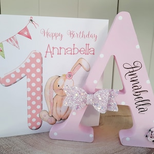 Cadeau et carte de premier anniversaire personnalisés. Nom de lettre autoportant en bois fait main. Nouveau cadeau pour bébé, décoration de chambre pour chambre d'enfant.