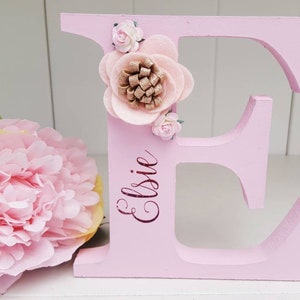 Letra de madera, nombre de letra de flor de fieltro independiente de madera personalizado hecho a mano. Estantería de decoración de dormitorio. Accesorios de dormitorio