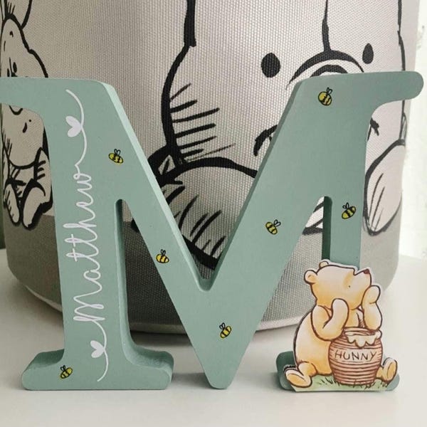 Letra de madera personalizada, hecha a mano, con el nombre de Winnie the Pooh. Ideal como regalo para recién nacido, decoración para la habitación del bebé o para colocar en la estantería.