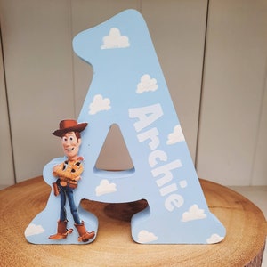 Letra de madera personalizada, hecha a mano, de pie, inspirada en Toy Story. Decoración para dormitorio. Accesorios para el dormitorio.