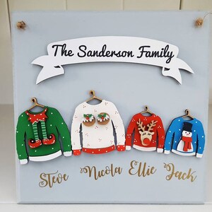 Placa de madeira personalizada para família com suéter de Natal: presente de lembrança exclusivo