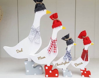 Personalisierte Weihnachtsentenfamilie aus Holz, Feiertagsenten im Stiefeldekor