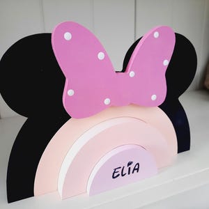 Personlig Minnie Mouse trästapelregnbåge: Nyfödd baby-minnespresent