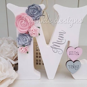 Nombre de letra floral personalizado independiente, inicial pintada a mano con flores de fieltro hechas a mano. Regalo para ella, regalo para mamá.