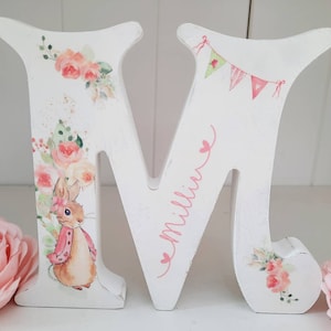 Letra de madera personalizada, nombre de conejito de madera hecho a mano, estante para decoración de dormitorio, regalo para recién nacidos, regalo para ella