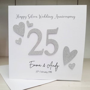 Tarjeta de aniversario personalizada hecha a mano. Tarjeta con corazones en 3D con purpurina. Recuerdo de aniversario, tarjeta para las 25.ª bodas de plata