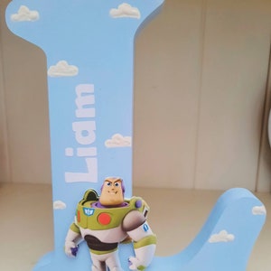 Letra de madera personalizada, hecha a mano, de pie, inspirada en Toy Story. Decoración para dormitorio. Accesorios para el dormitorio.