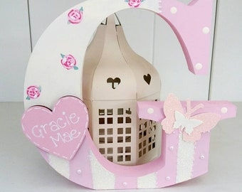 Letra de madeira personalizada com suporte, rosas em estilo shabby chic, inicial de madeira, decoração para quarto de bebê.