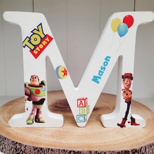 Carta de madera personalizada, nombre de la carta de Toy Story independiente de madera hecha a mano. Nuevo estante de decoración para dormitorio de regalo para bebé.