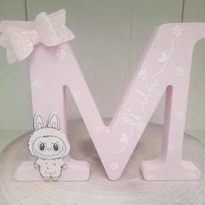 Letra de madera personalizada, hecha a mano, con forma de conejito monstruo, para decorar el dormitorio de tu bebé. Regalo de cumpleaños.