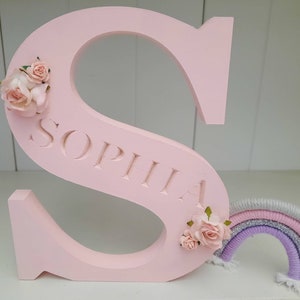 Letra de madeira personalizada, nome da letra floral gravado à mão. Presente para recém-nascido, decoração de quarto de bebê. Presente de chá de bebê.