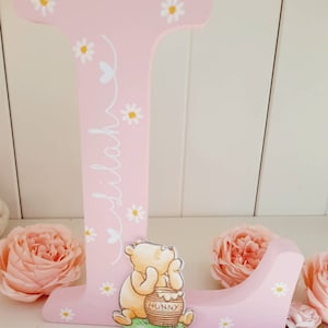 Letra de madera personalizada, hecha a mano, independiente, con el nombre de Winnie the Pooh. Regalo para bebé, decoración de habitación infantil.