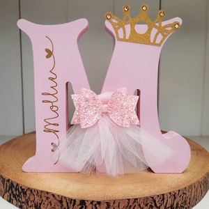 Nombre de letra de princesa independiente de madera personalizado hecho a mano. Estantería de decoración de dormitorio.