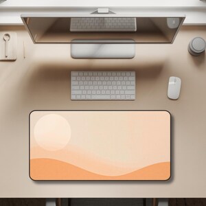 Alfombrilla de escritorio color melocotón desierto, alfombrilla de ratón minimalista con paisaje soleado, accesorio de escritorio neutro, alfombrilla de escritorio para juegos con estilo, decoración moderna para espacios de trabajo.