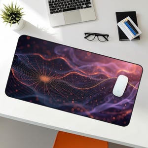 Op de afbeelding: Een rechthoekige muismat met een digitaal kunstontwerp. Het ontwerp heeft een webachtig patroon met oranje en gouden lijnen, tegen een paarse en zwarte achtergrond. Een witte muis ligt op de mat.