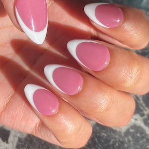 Unhas postiças brancas com ponta francesa: Base rosa
