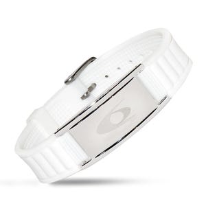 Könnte beinhalten: Weißes Silikonarmband mit silbernem Metallverschluss und rechteckiger Silberplatte. Die Platte zeigt ein graues Logo. Das Armband hat ein strukturiertes Muster und gerippte Kanten.