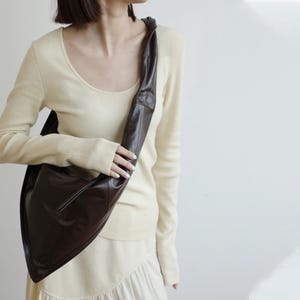 Leder Umhängetasche, Dreieckstuch Design Crossbody Bag, Unisex Schultertasche aus echtem Leder