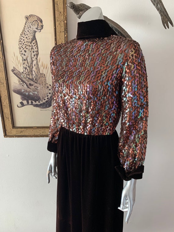 Fabulous 70s Evening Gown in Velvet and Sequins - image 5