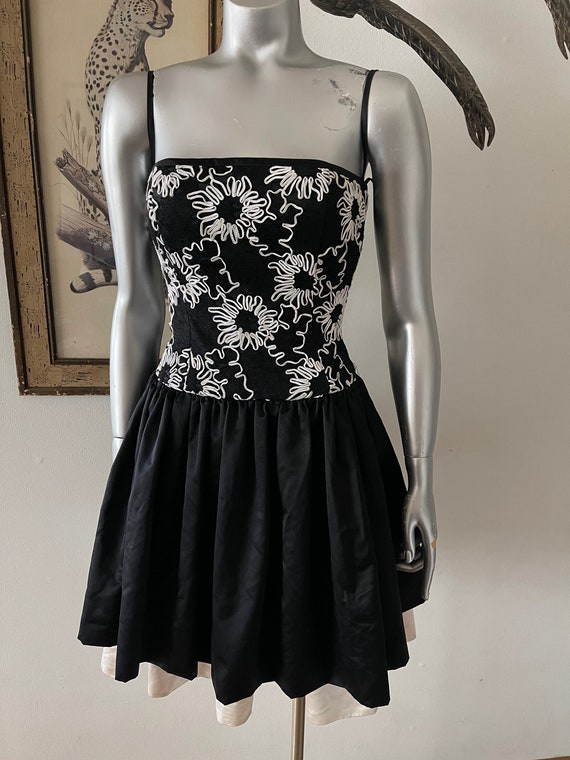 Black and White Embroidered Floral Party Dress Vin