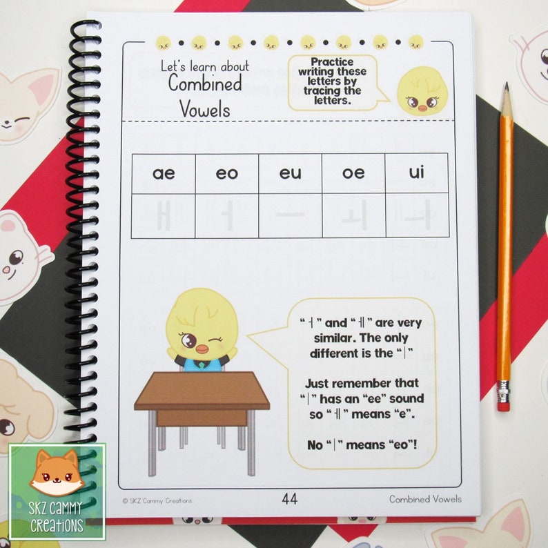 Pu&ograve; includere: Pagina di un quaderno di esercizi didattici con il titolo "Let's learn about Combined Vowels". La pagina presenta una tabella con combinazioni di vocali e illustrazioni di pulcini dei cartoni animati. Una matita &egrave; sul lato destro.