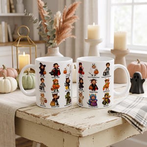 Könnte beinhalten: Zwei weiße Keramiktassen mit farbenfrohen Illustrationen von Kindern in verschiedenen Halloween-Kostümen. Jede Figur ist mit Texten wie Witch Child, Vampire Child, Ghost Child, Skeleton Child, Pumpkin Child, Black Cat Child, Mummy Child, Werewolf Child, Swamp Monster Child, Devil Child, Trick-or-Treating Ghost, Candy-Collecting Skeleton, Little Witch Cat, Vampire Puppy, Pumpkin Bunny, Mummy Bear, Friendly Monster und Tiny Dragon beschriftet.