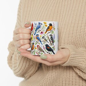Taza de café con pájaros de jardín, aves cantoras norteamericanas, taza de té, cardenal, jilguero, arrendajo azul, petirrojo, arte floral, regalo para observadores de aves, decoración de primavera y verano imagen 16