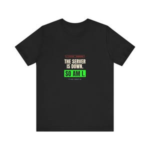 Puede incluir: Una camiseta negra de manga corta con un gráfico que incluye el texto "STATUS: DEGRADED", "THE SERVER IS DOWN. SO AM I." en blanco, y "$ sudo reboot me" en la parte inferior. El texto "SO AM I." está resaltado por un recuadro verde brillante.