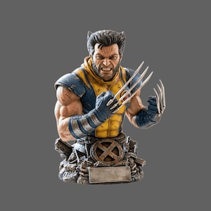 Op de afbeelding: Een gedetailleerde buste van een personage met donker haar, een baard en een woeste uitdrukking. Het figuur draagt een geel en blauw pak met metalen accenten en steekt scherpe, zilverkleurige klauwen uit beide handen. Een X-Men-logo staat op de voet.