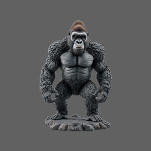 Op de afbeelding: Gedetailleerd beeldje van een gorilla in een staande pose. De gorilla heeft een donkergrijze body met getextureerde vacht, een lichtgrijs gezicht en een bruine kuif. Hij staat op een rotsachtige basis, met een neutrale grijze achtergrond.