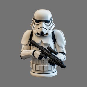 Op de afbeelding: Een witte Stormtrooper-buste uit Star Wars, met een zwart blastergeweer. De buste heeft een gedetailleerd helm- en pantserontwerp, met zwarte accenten. De figuur staat tegen een grijze achtergrond.