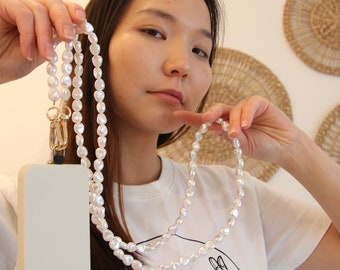 Alça transversal para celular com pérolas, corrente para celular com pérolas, cordão para celular com pérolas, acessório de casamento inspirado em Emily em Paris, alça de pérolas ajustável para celular.
