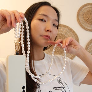 Bandoulière pour téléphone en perles avec chaîne pour téléphone Lanière pour téléphone en perles, breloque en perles, accessoire de mariage Emily à Paris, bandoulière en perles, breloque pour téléphone réglable