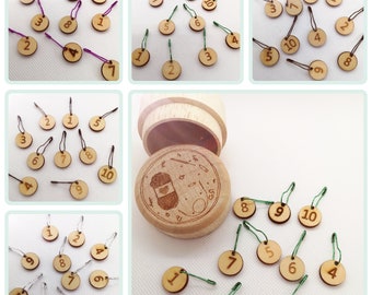 nummerierte Maschenmarkierer, Zahlen 1 - 10, aus Holz, zum Öffnen, im 10er-Set in Holzdose, stitch markers, stitchmarker, Fortschrittsmarker