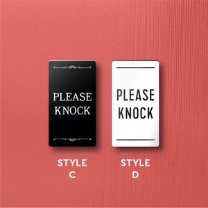 Könnte beinhalten: Zwei rechteckige Türschilder mit dem Text "PLEASE KNOCK". Ein Schild ist schwarz mit weißem Text und dekorativen Verzierungen, beschriftet mit "STYLE C". Das andere ist weiß mit schwarzem Text, beschriftet mit "STYLE D". Beide Schilder befinden sich auf rotem Hintergrund.