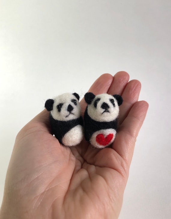 PELUCHE COPPIA di PANDA SAN VALENTINO CON CUORE -15 cm