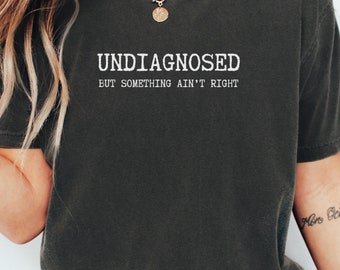 Nicht Diagnostizierte, aber etwas ist nicht richtig Komfort Farben T-Shirt, undiagnostiziert, aber ich bin ziemlich sicher, psychische Gesundheit, lustige Sprüche Tee, trendiges Top