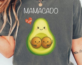 Benutzerdefinierte Zwillinge Mamacado Comfort Farben T-Shirt, AVACado Mom Shirt, Mutterschaftsgeschenk für sie, Erwartete Mutter Geschenk, Twin Baby Geschenk, Schwangerschaft Shirt