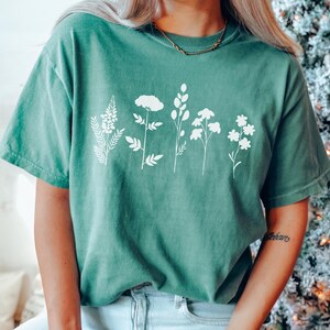 Camiseta con flores silvestres de colores cómodos, camiseta de cuello redondo con flores, camiseta floral para mujer, camiseta de cuello redondo con flores de colores cómodos, regalo para ella