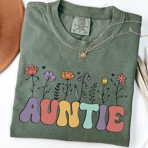 Comfort Colors® Floral Retro Auntie T-Shirt, Cool Aunts Shirt, Favorite Auntie Shirt, Cool Aunt Gift from Niece, New Aunt Tee, Gift for Aunt