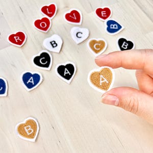 Mini écusson thermocollant alphabet coeurs - écusson lettres brodées, style coquette mignon, nom DIY & écusson décoratif, écusson brodé à coudre/repasser
