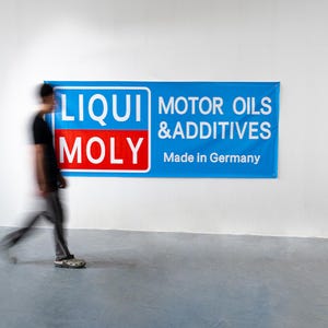 Pode incluir: Uma faixa azul e vermelha com o texto "LIQUI MOLY MOTOR OILS & ADDITIVES Made in Germany"