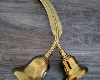 Vintage massiv mässingsdubbelklocka med fjäderhandtag