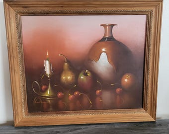 Könnte beinhalten: Gerahmtes Stillleben-Gemälde mit einer braunen Vase, Früchten und einer brennenden Kerze. Das Kunstwerk zeigt Birnen, Äpfel und Kirschen. Das Gemälde hat eine warme Farbpalette mit einem Holzrahmen.