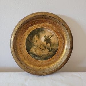 Vintage Florentine Round Gilded Gold Wood Dish/Tray, Lucret&#39;s Music Lesson, Italy MCM