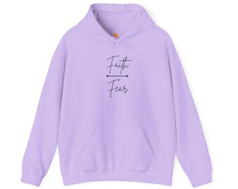 Könnte beinhalten: Ein Hoodie in Lavendelfarbe mit einer schwarzen Grafik, auf der "Faith over Fear" mit einem nach rechts zeigenden Pfeil steht.