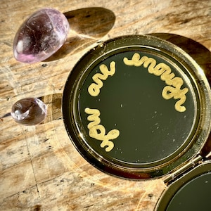 Espejo dorado de afirmación positiva para regalo de confianza, Regalo de amor propio para hermana, Espejo de bolsillo, Regalo de viaje: eres suficiente