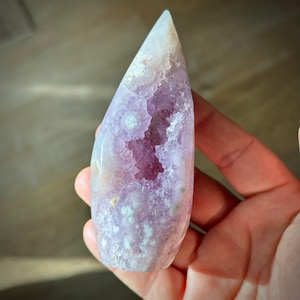 Gemmy Amethyst Crystal Free Form Flower Agate Crystal for Meditation Natural Crystal Gift for Her Boho Home Decor Spiritual Healing Gift